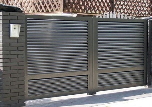 Распашные ворота жалюзи с типом заполнения Люкс 2500х1800 мм  в  Саки! по низким ценам