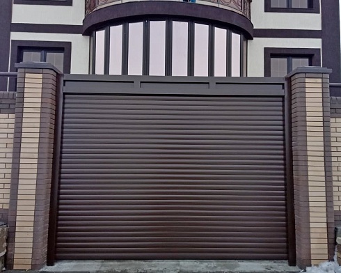 Роллетные ворота Алютех серии Prestige со сплошным алюминиевым профилем роликовой прокатки AG/77 с доставкой в Саках 